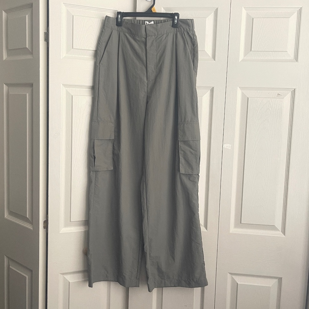 Wilo the Label Wilo parachute fly cargo pants / olive women wide leg.  #172